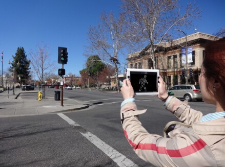 Using Portal Video Magnifier Snow 7 HD To See Traffic Light While Traveling