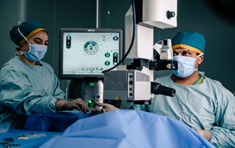 ophthalmologists diagnosing a patient with amd using eye tests 1