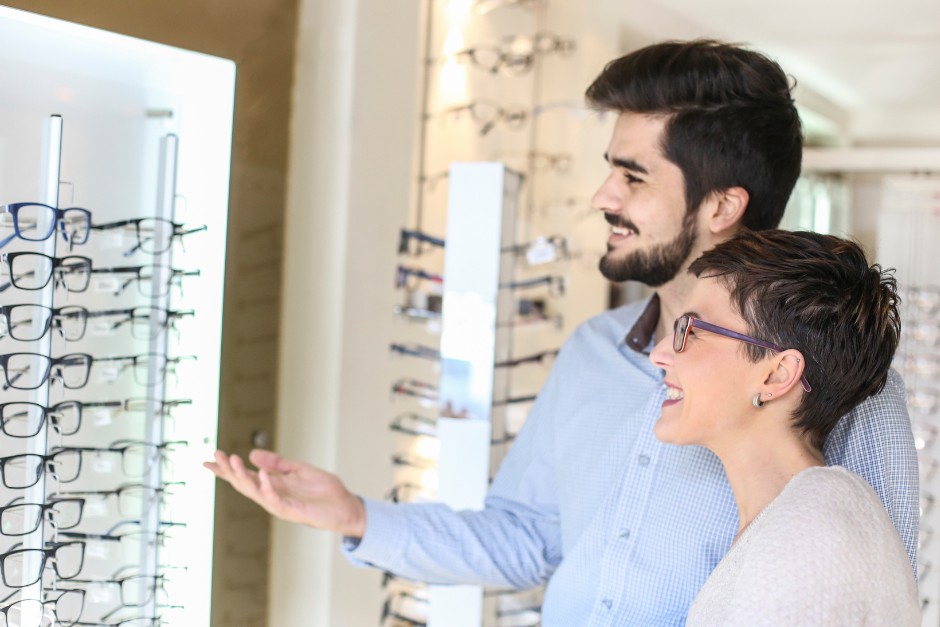 eyeglasses to correct visual acuity