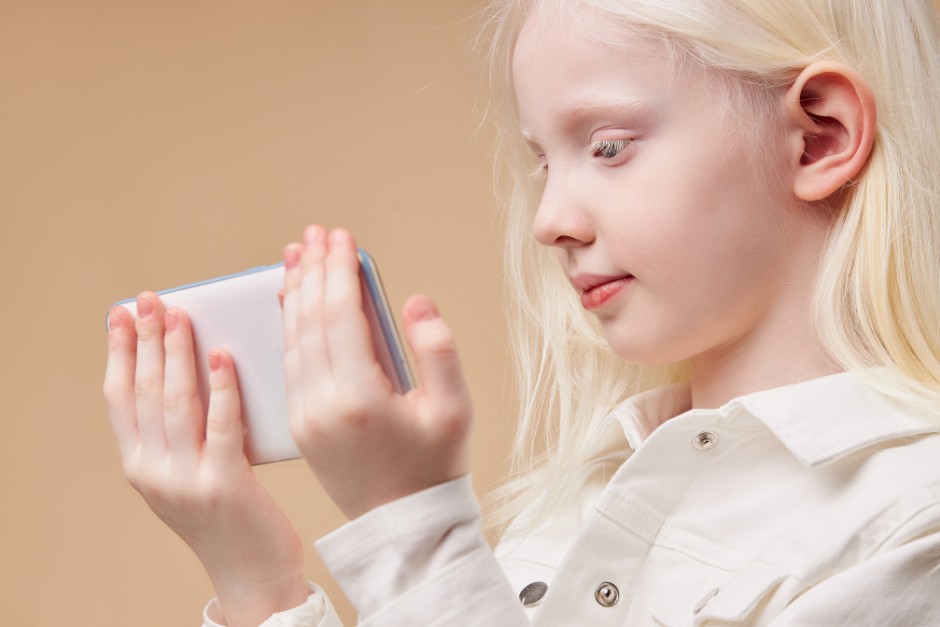 people with albinism using digital devices